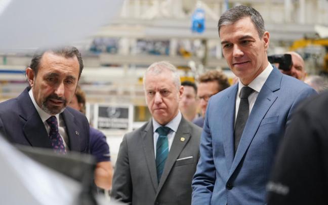 Pedro Sánchez, en una visita a las nuevas instalaciones de la planta alavesa de Mercedes en Gasteiz en 2024, junto al entonces lehendakari, Iñigo Urkullu.