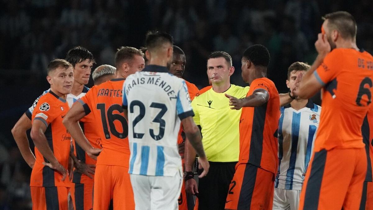 Michael Oliver, durante el Real-Inter del pasado septiembre en Anoeta. / RUBEN PLAZA