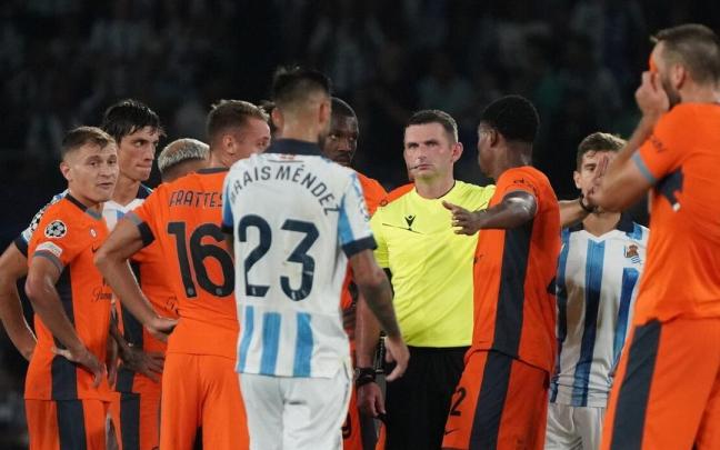 Michael Oliver, durante el Real-Inter del pasado septiembre en Anoeta. / RUBEN PLAZA