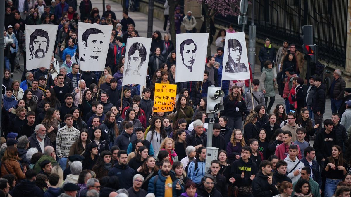 Cientos de personas durante una concentración por el 50 aniversario de la matanza del 3 de marzo.