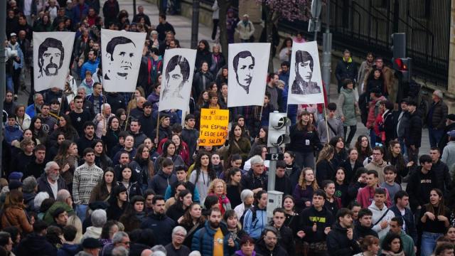 Cientos de personas durante una concentración por el 50 aniversario de la matanza del 3 de marzo.