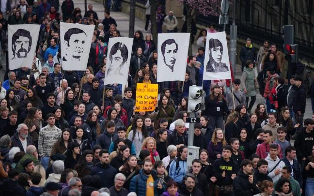 Cientos de personas durante una concentración por el 50 aniversario de la matanza del 3 de marzo.