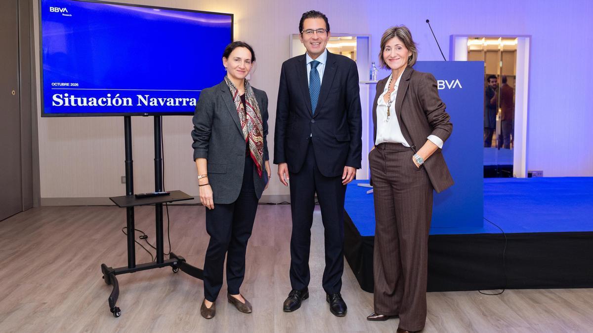 Elena López, directora Regional Norte de BBVA , Miguel Cardoso, Economista Jefe en BBVA Research España y Marta Alonso, directora Territorial Norte de BBVA.