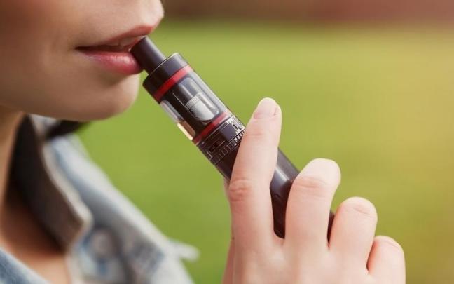 Una persona vapeando. Una persona vapeando.