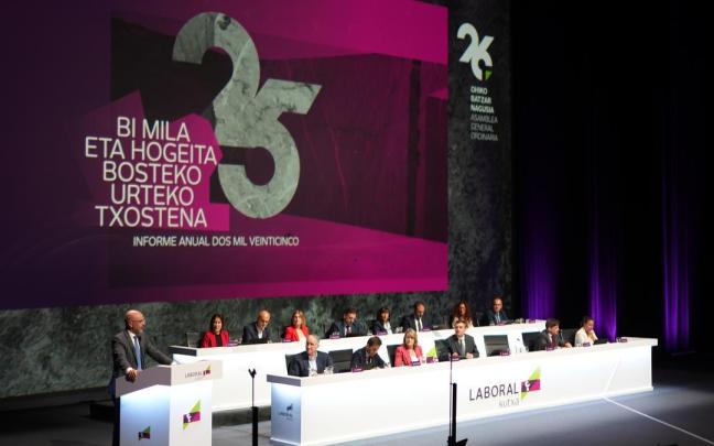 El director general, Xabier Egibar, durante la presentación de resultados durante la asamblea general
