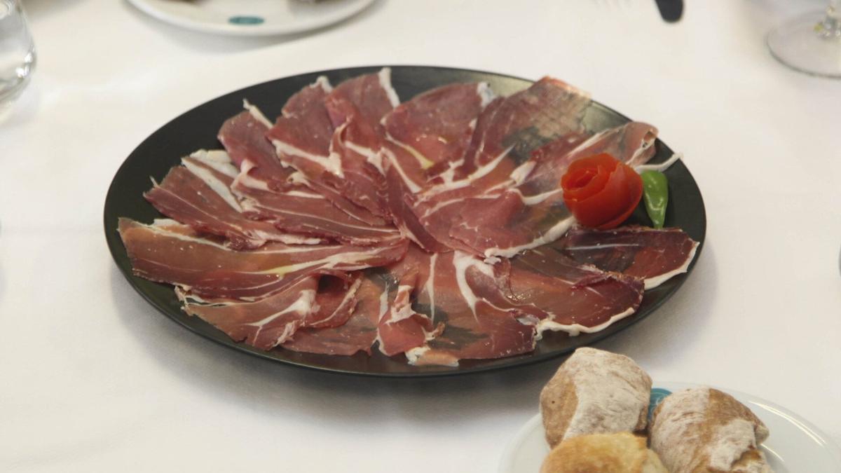 Un plato de jamón listo para ser disfrutados por los comensales.