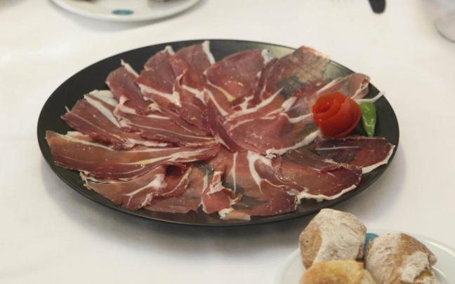 Un plato de jamón listo para ser disfrutados por los comensales.