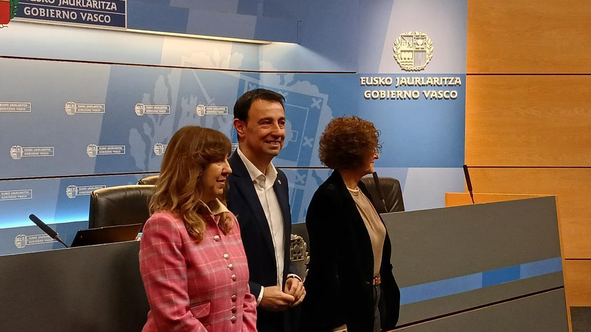 El vicelehendakari y consejero de Economía, Trabajo y Empleo, Mikel Torres, junto a la viceconsejera de Trabajo, Elena Pérez Barredo, y la subdirectora de la Inspección de Trabajo, Iciar González.