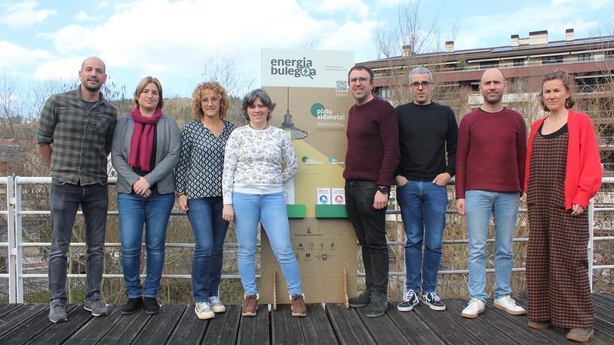 Representantes municipales y la responsable de la nueva oficina, Aintzane Iturbe (cuarta), en la presentación.
