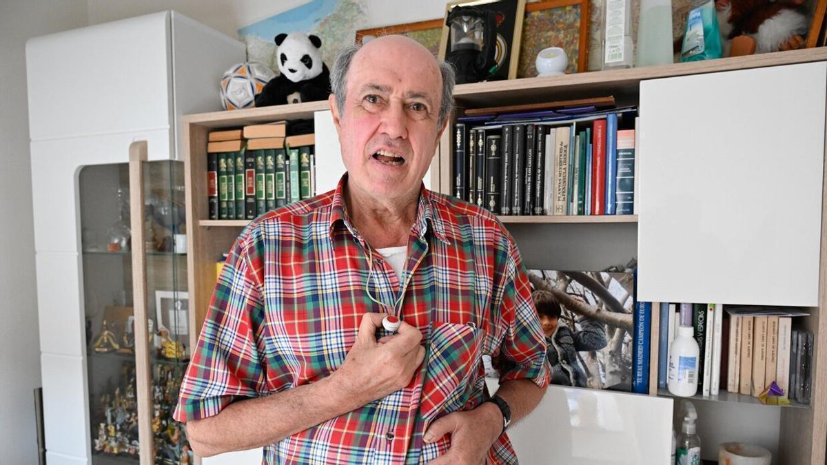 Andoni Fernández enseña la medalla de teleasistencia.
