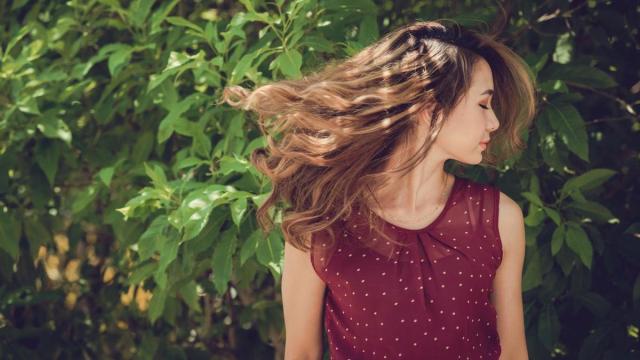 La caída estacional del cabello se conoce como efluvio telógeno.