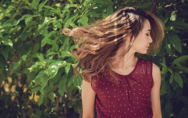La caída estacional del cabello se conoce como efluvio telógeno.