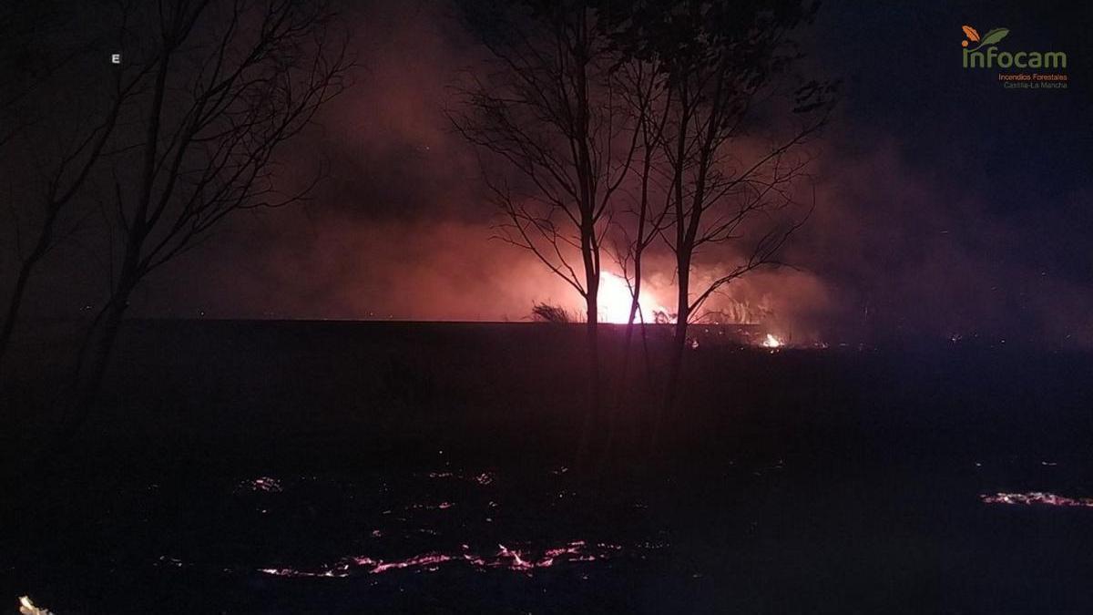 El incendio de Calera y Chozas (Toledo) durante la noche.