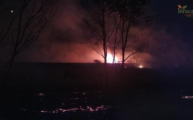 El incendio de Calera y Chozas (Toledo) durante la noche.