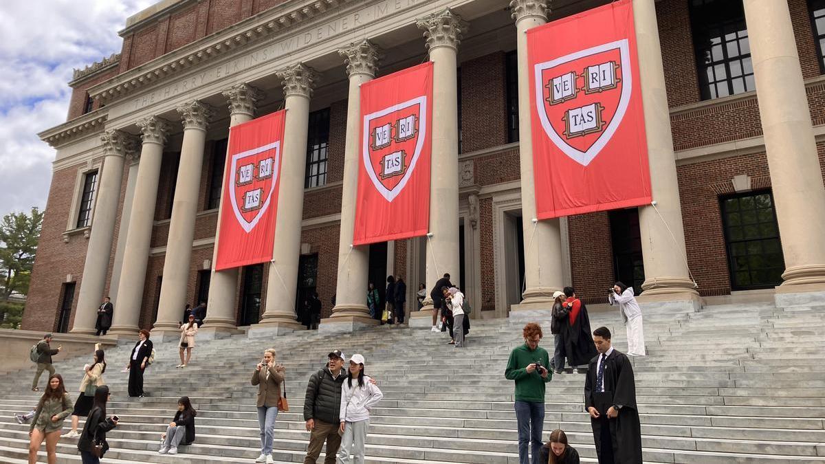 Personas caminan frente a la biblioteca de la Universidad de Harvard, en Boston.