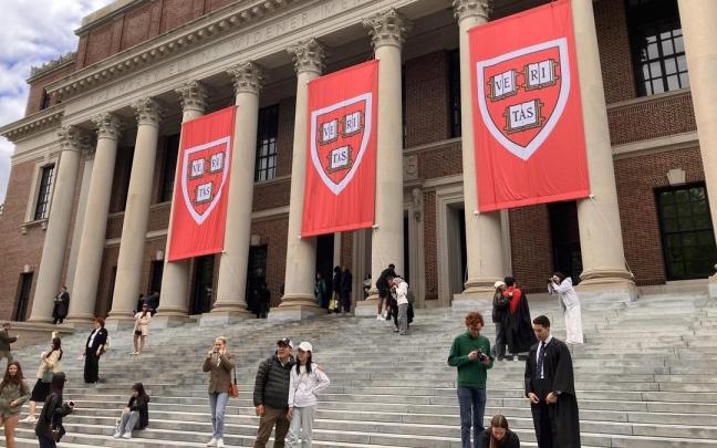 Personas caminan frente a la biblioteca de la Universidad de Harvard, en Boston.