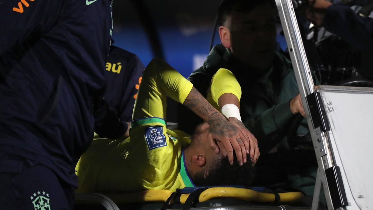 Neymar abandonó el terreno de juego lesionado.