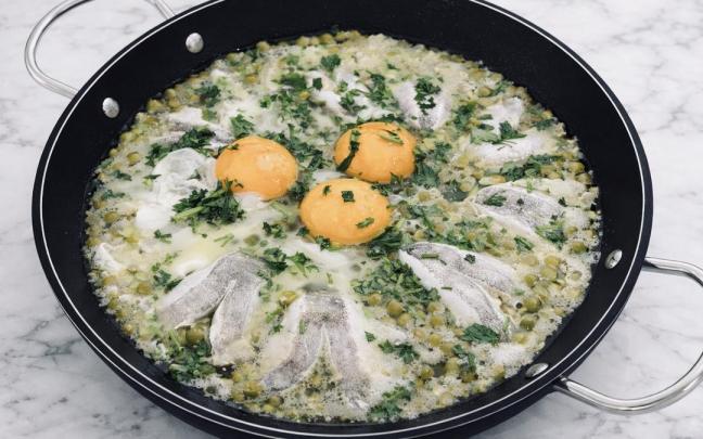 Cazuela de kokotxas con guisantes y huevo.