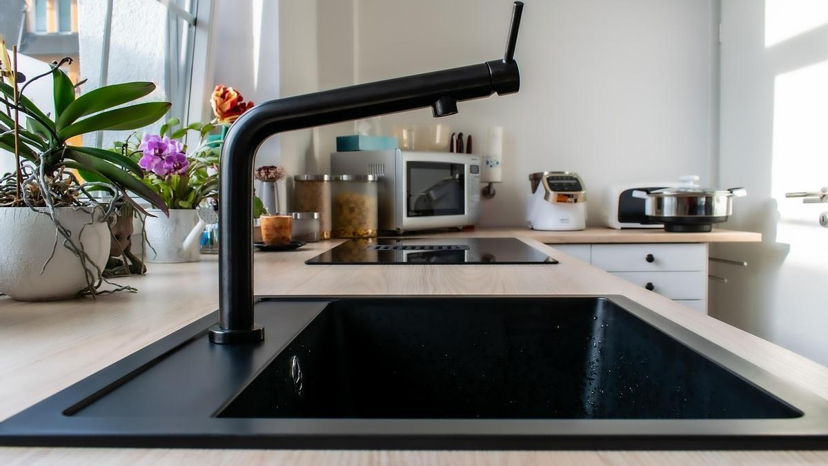 Truco para limpiar y desatascar el fregadero sin esfuerzo ni productos tóxicos