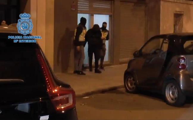 Un momento de la detención del hacker de 19 años.