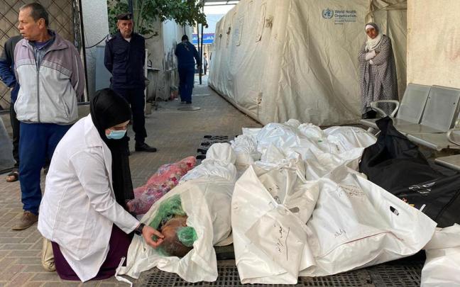 Familiares despiden a las últimas 12 víctimas mortales que los bombardeos israelíes causaron ayer jueves en la ciudad de Rafah