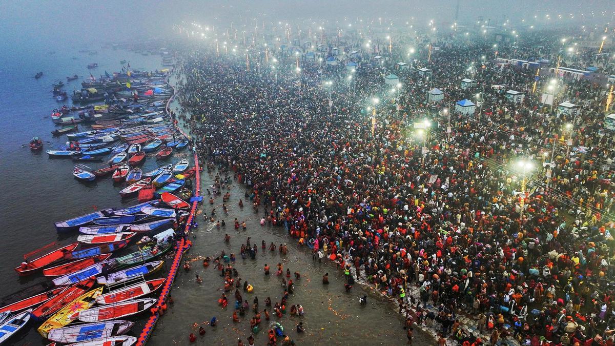 Vista aérea de los miles de peregrinos que acuden a bañarse en la confluencia de los ríos Ganges, Yamuna y el mítico Sarasvati en el primer día del festival.