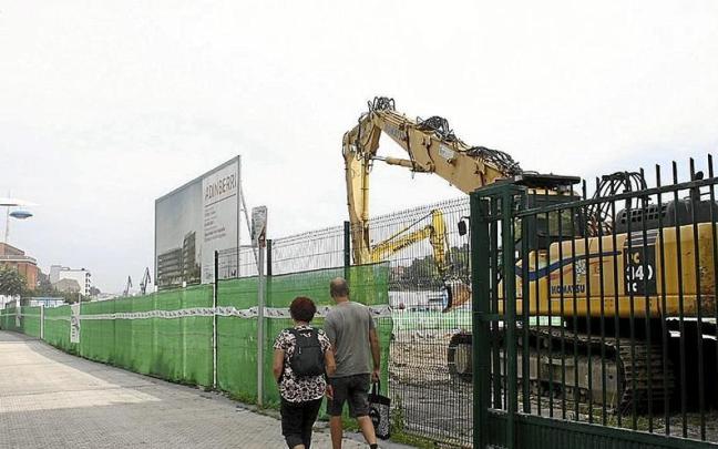 Obras para construir el centro Adinberri en el solar de Lasa. Aitziber Muga Obras para construir el centro Adinberri en el solar de Lasa. Aitziber Muga