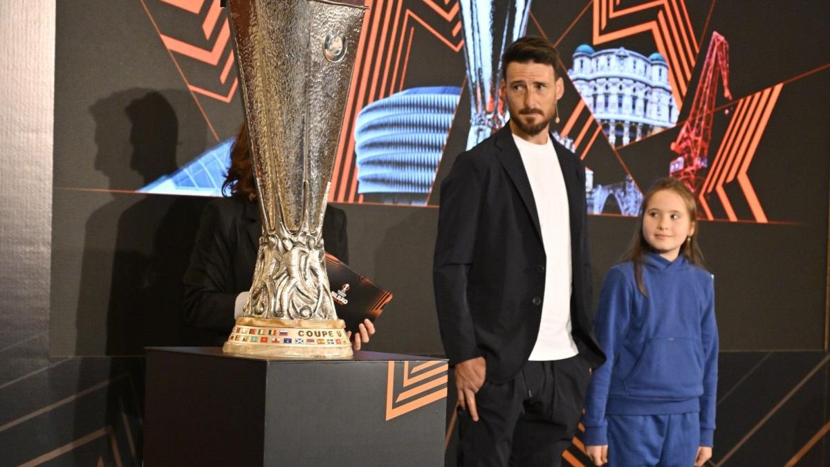 Aritz Aduriz, embajador de la Uefa League, y Karla Alaiza. Oskar González