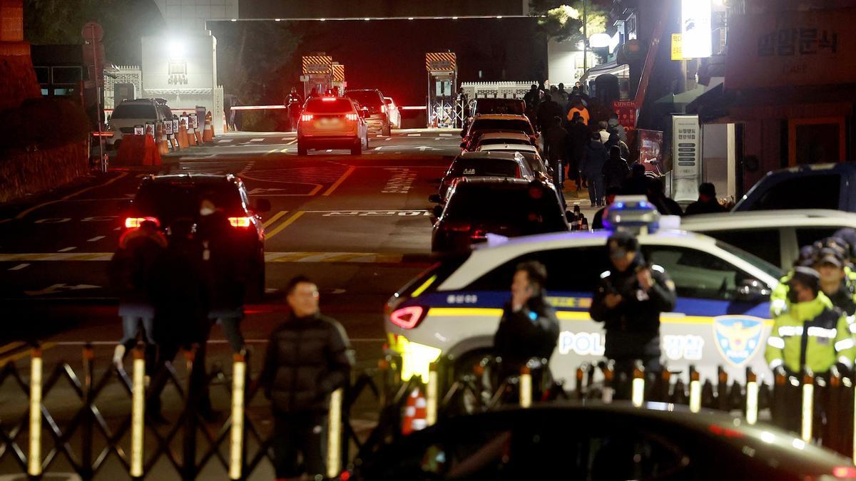 Policías custodian la entrada a la residencia presidencial de Corea del Sur.