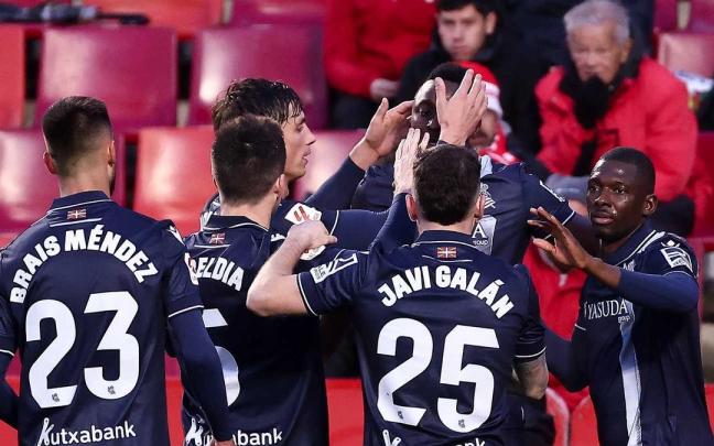 Los jugadores de la Real Sociedad celebran el gol de Sadiq