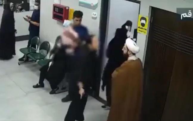 La discusión entre el clérigo y la mujer.