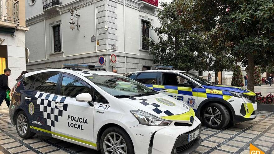 Vehículos de la Policía Local de Granada, en una imagen de archivo.