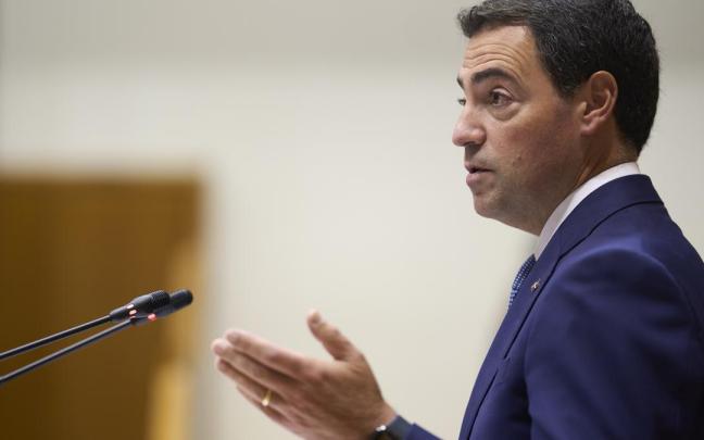 El lehendakari, Imanol Pradales, en el pleno monográfico de este miércoles sobre seguridad