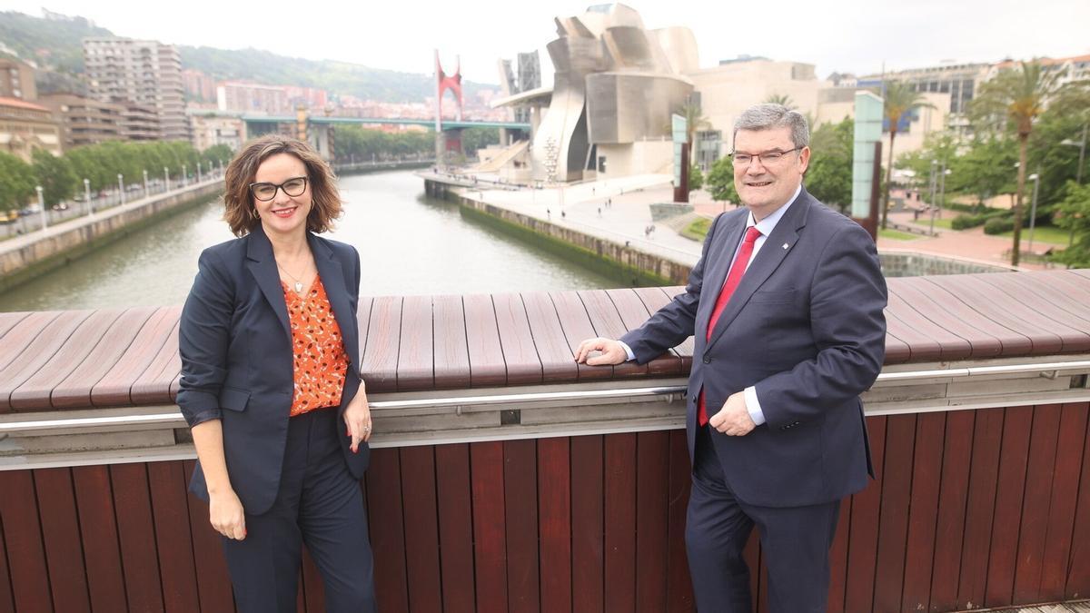 La candidata a diputada general, Elixabete Etxanobe, y el candidato a alcalde de Bilbao, Juan Mari Aburto, posan para el fotógrafo en la pasarela Pedro Arrupe, con la ría y el Museo Guggenheim como marco incomparable.