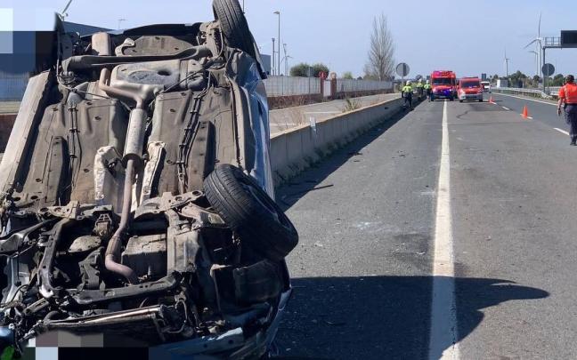 Coche volcado que conducía el hombre herido.