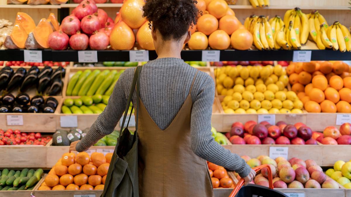 Mujer seleccionando alimentos del supermercado