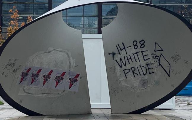 Las frases tienen simbología neonazi y supremacista