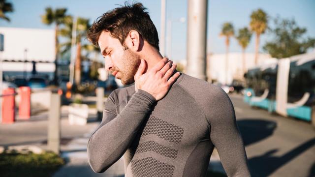 Un hombre sufre una contractura cervical tras hacer deporte.
