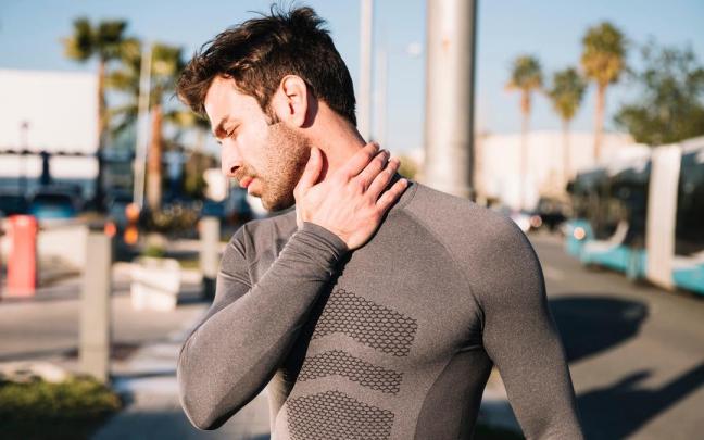 Un hombre sufre una contractura cervical tras hacer deporte.