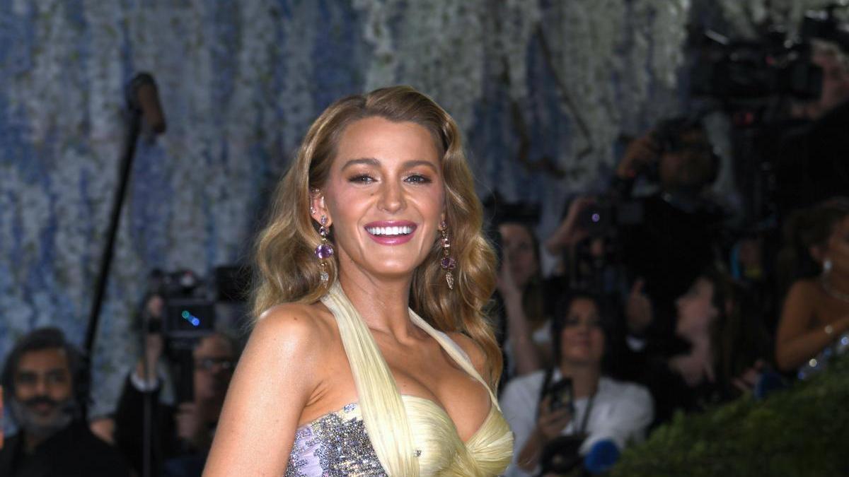La actriz Blake Lively posa durante la Met Gala de 2026.