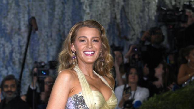 La actriz Blake Lively posa durante la Met Gala de 2026.