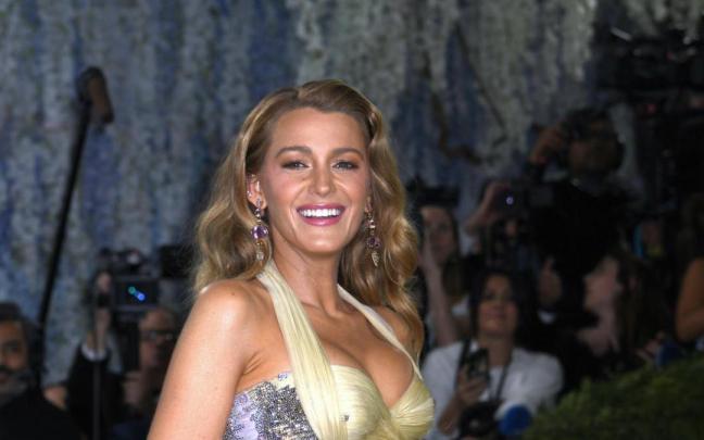 La actriz Blake Lively posa durante la Met Gala de 2026.
