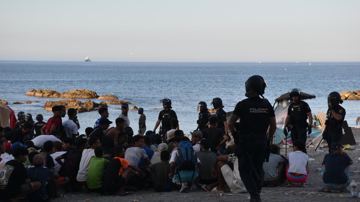 Cientos de personas migrantes reciben atención sanitaria de profesionales del INGESA.