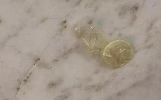 El preservativo retirado de la sala de comisiones del Parlamento Vasco. / X El preservativo retirado de la sala de comisiones del Parlamento Vasco.