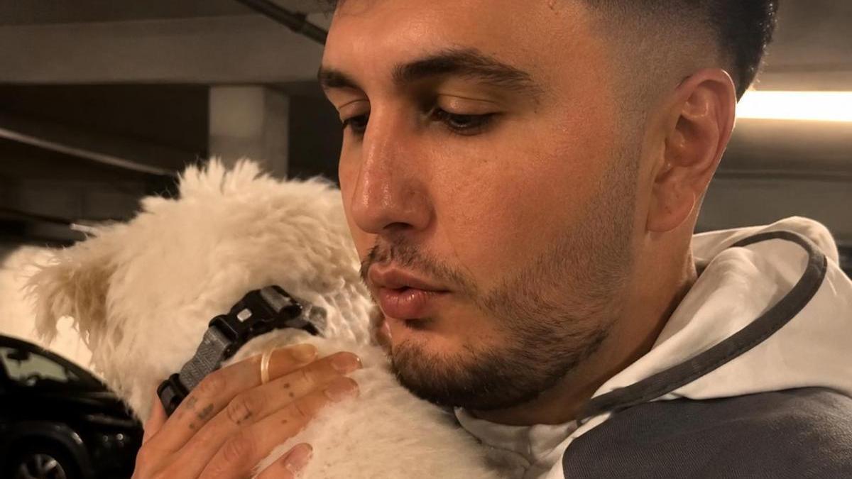 Omar Montes con el perro rescatado