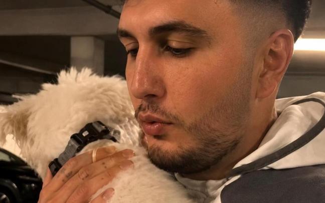 Omar Montes con el perro rescatado