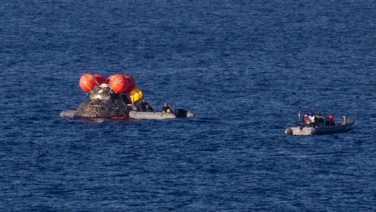 Miembros de la NASA y la Marina de Estados Unidos acuden a rescatar a los astronautas