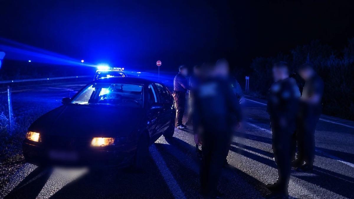 Un hombre ha sido detenido en el término municipal de Huéneja tras una peligrosa persecución a gran velocidad durante 30 kilómetros por la A92. Realizó una peligrosa huida con tras intentar ser identificado por un presunto caso de