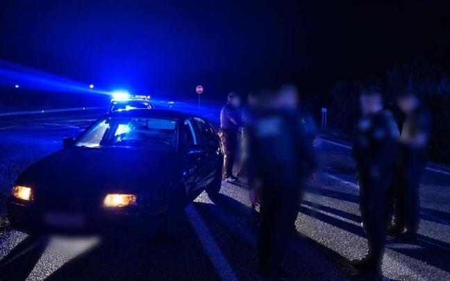 Un hombre ha sido detenido en el término municipal de Huéneja tras una peligrosa persecución a gran velocidad durante 30 kilómetros por la A92. Realizó una peligrosa huida con tras intentar ser identificado por un presunto caso de