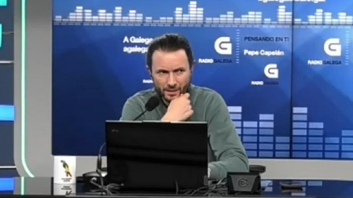 Pepe Capelán, gestionando la llamada.